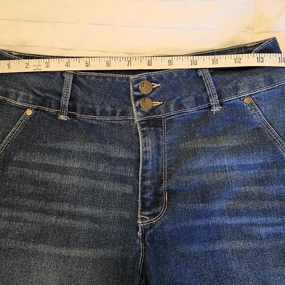 d. jeans Women's Distressed Wash Denim Jean Shorts - Size 6 - Picture 8 of 9